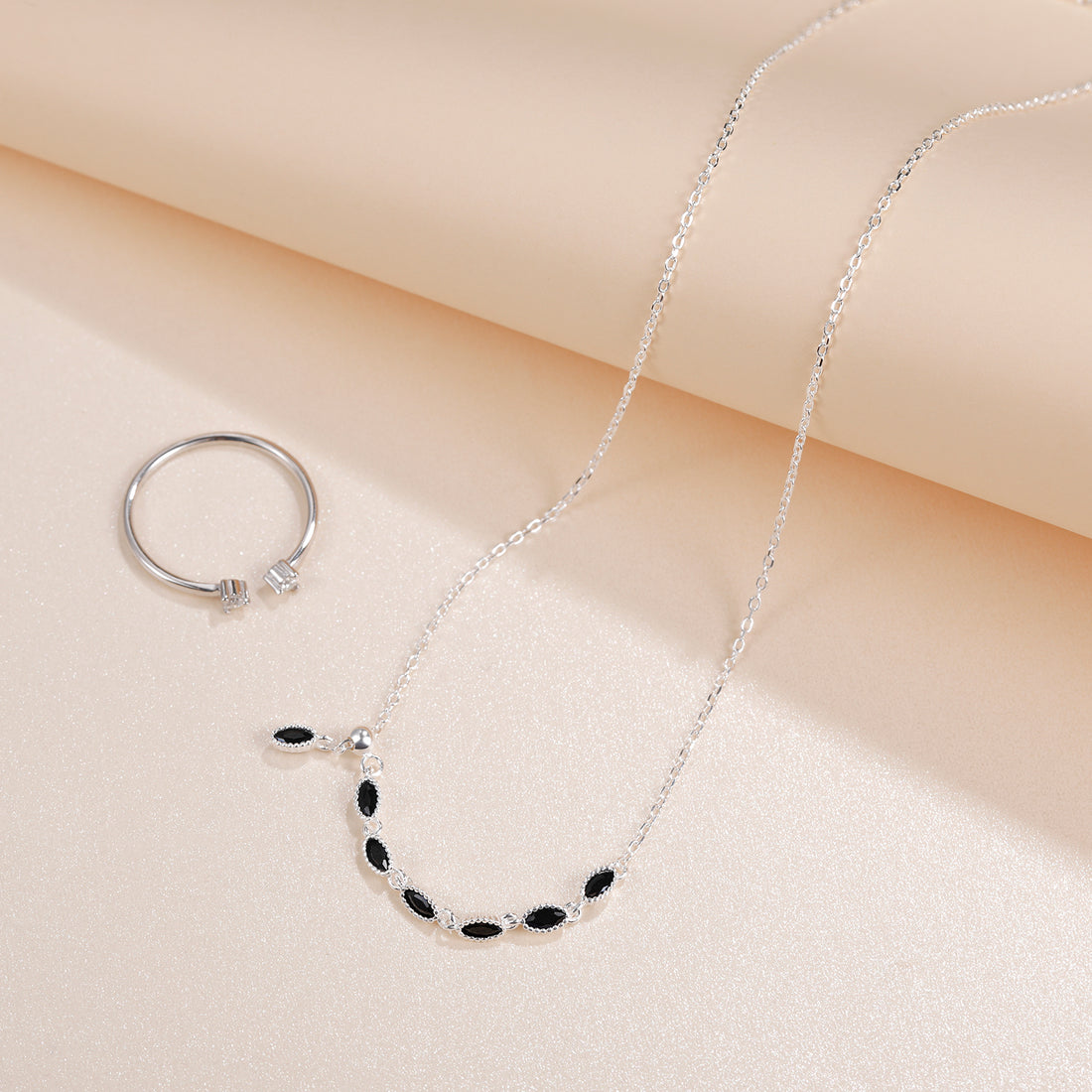 Collana con nappa in argento sterling nero con zirconi